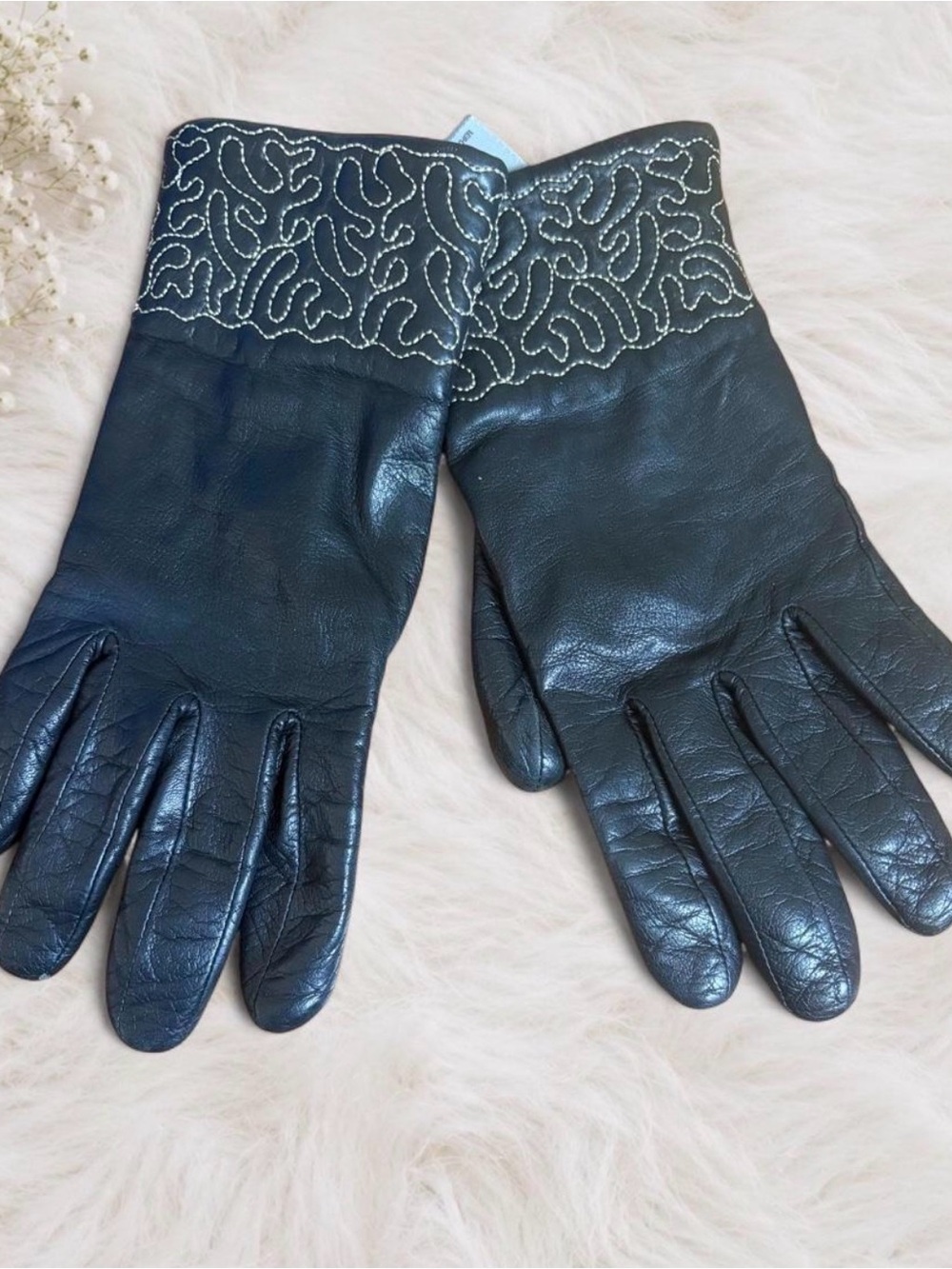 Wilsons Leather Black Leather Gloves with Contrasting Stitch Trim